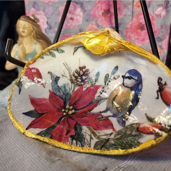 DECOUPAGE CLAM SHELL DECOUPAGE CHRISTMAS POINSETTIA AND BIRD ON A CLAM SHELL - Picture 3 of 7